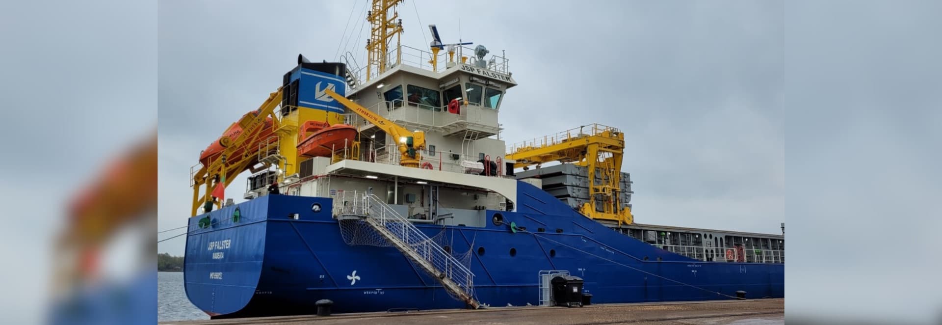 Schiff an der Kaikante im Seehafen Rostock